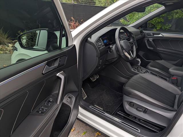 Used 2024 Volkswagen Tiguan SE R-Line AWD/4WD image 27