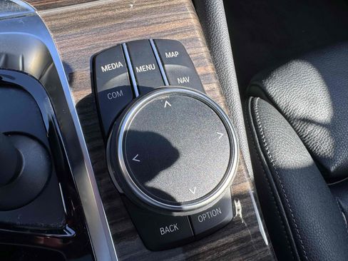 Used 2018 BMW 530i w/ Premium Package image 32