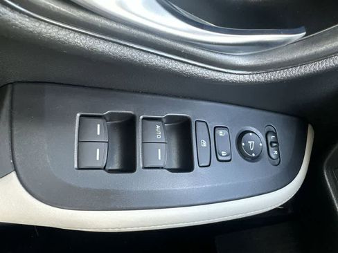 Used 2025 Honda HR-V LX image 17