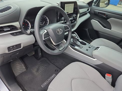 Used 2023 Toyota Highlander LE image 10