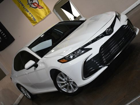 Used 2021 Toyota Camry LE image 77