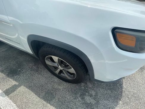 Used 2019 Jeep Cherokee Limited AWD/4WD image 8