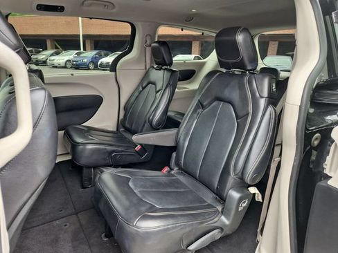 Used 2022 Chrysler Pacifica Touring-L FWD image 24