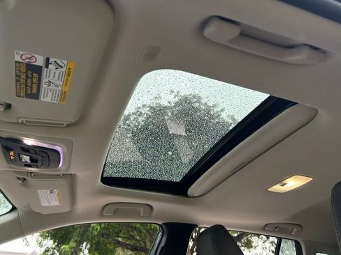 Used 2022 Toyota Corolla Cross XLE image 18