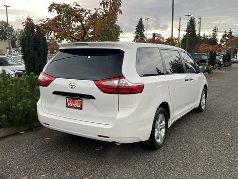 Used 2017 Toyota Sienna L image 8