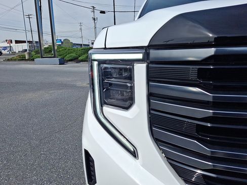 Used 2025 GMC Sierra 1500 AT4 w/ Technology Package AWD/4WD image 9