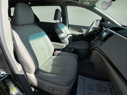 Used 2012 Toyota Sienna XLE w/ Entertainment Pkg image 15