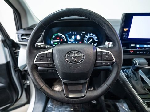 Certified 2025 Toyota Sienna XLE FWD image 17