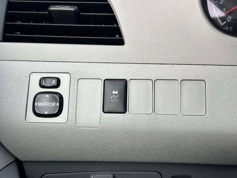Used 2014 Toyota Sienna L FWD image 26