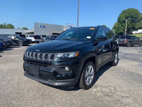 Used 2025 Jeep Compass Latitude w/ Sun & Sound Group AWD/4WD image 4