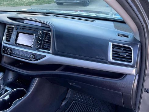 Used 2018 Toyota Highlander LE image 17