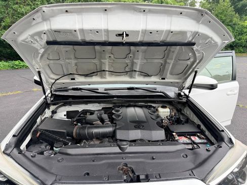 Used 2014 Toyota 4Runner SR5 AWD/4WD image 16