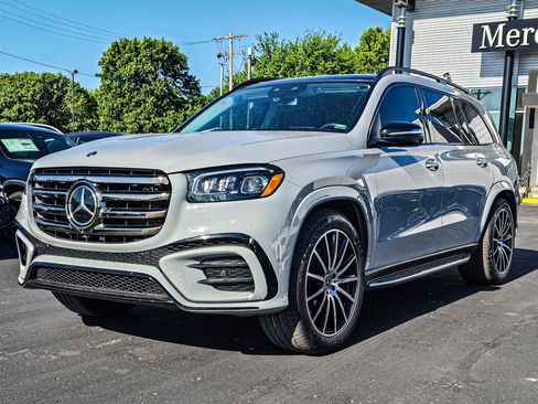 Used 2024 Mercedes-Benz GLS 580 4MATIC image 3