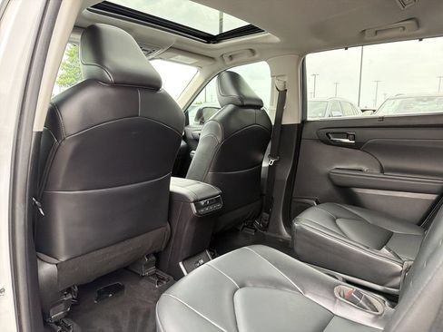 Used 2022 Toyota Highlander XLE FWD image 12
