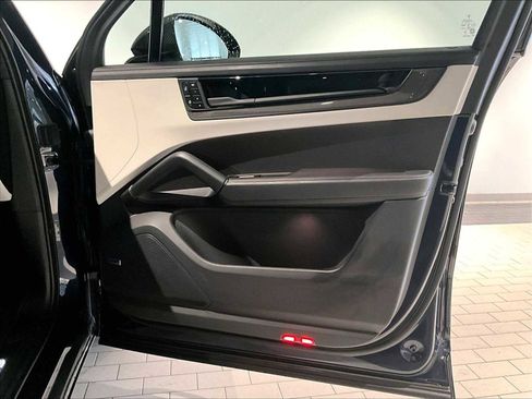Used 2025 Porsche Cayenne GTS image 27