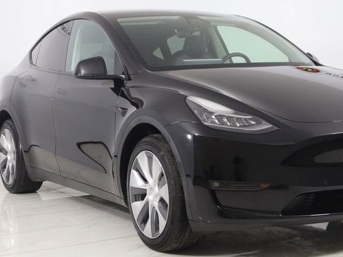 Used 2022 Tesla Model Y Long Range image 39