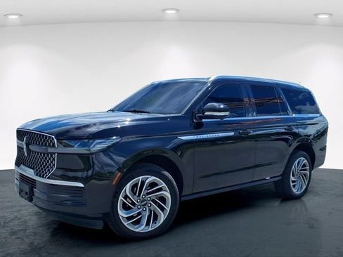 Used 2025 Lincoln Navigator Reserve AWD/4WD image 2