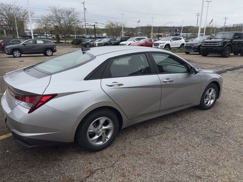 Used 2023 Hyundai Elantra SE image 3