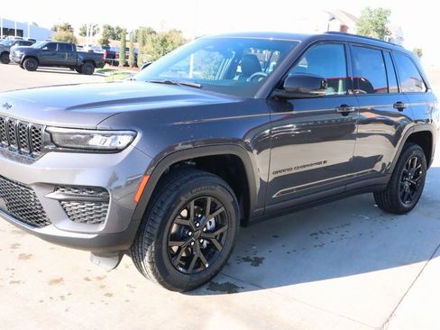 New 2025 Jeep Grand Cherokee Altitude image 10