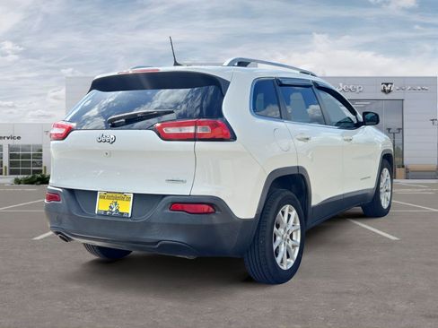 Used 2017 Jeep Cherokee Latitude FWD image 5