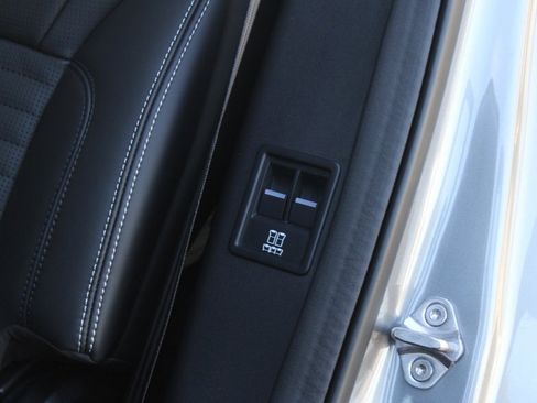 Certified 2025 Land Rover Discovery Dynamic SE image 38