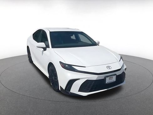 Used 2025 Toyota Camry SE image 3