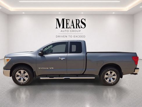 Used 2019 Nissan Titan SV RWD image 2