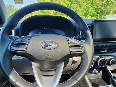 Used 2025 Hyundai Venue SEL FWD image 15