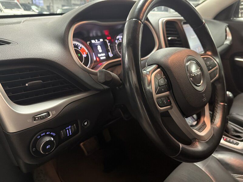 Used 2018 Jeep Cherokee Latitude Plus w/ Comfort/Convenience Group FWD image 24