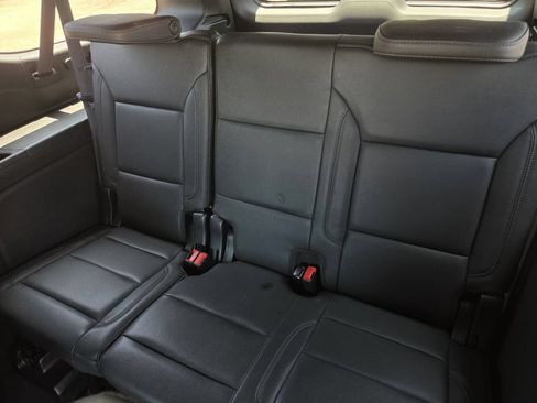 Used 2022 Chevrolet Suburban LT w/ Luxury Package RWD image 22