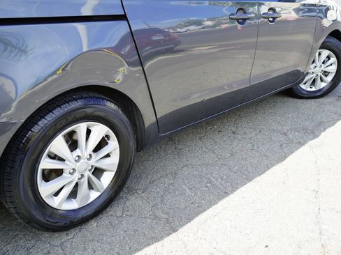 Used 2016 Kia Sedona LX w/ Option Group 020 FWD image 7