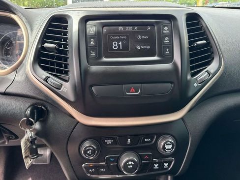 Used 2017 Jeep Cherokee Latitude FWD image 26