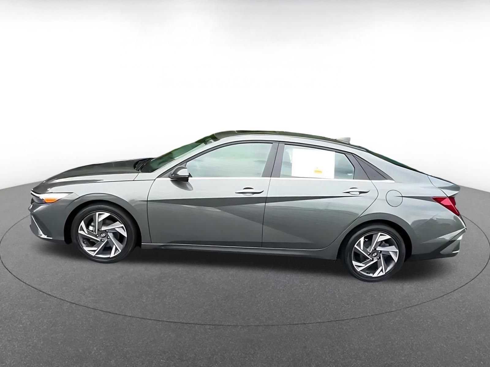 Used 2025 Hyundai Elantra Limited FWD image 8