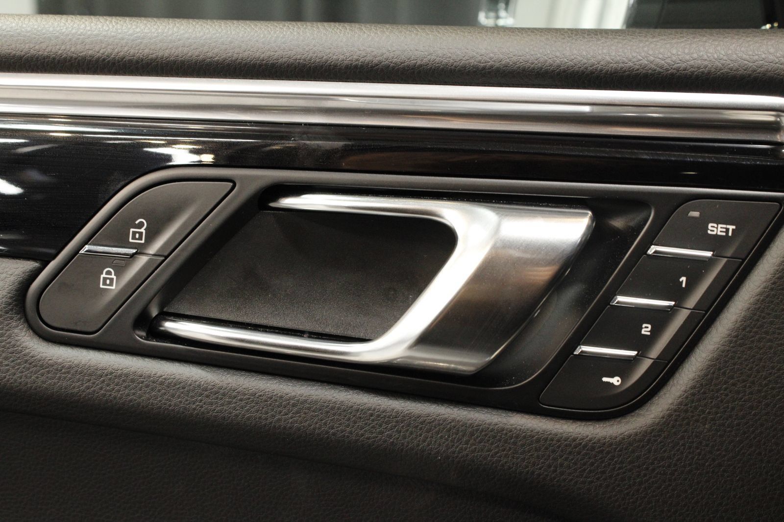 Certified 2026 Porsche Macan AWD/4WD image 30