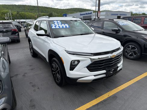 Used 2025 Chevrolet TrailBlazer LT AWD/4WD image 3