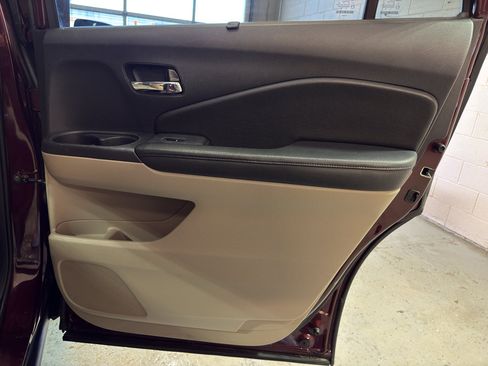 Used 2016 Honda Pilot Touring image 25