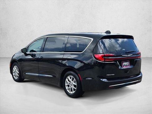 Used 2023 Chrysler Pacifica Touring-L FWD image 7