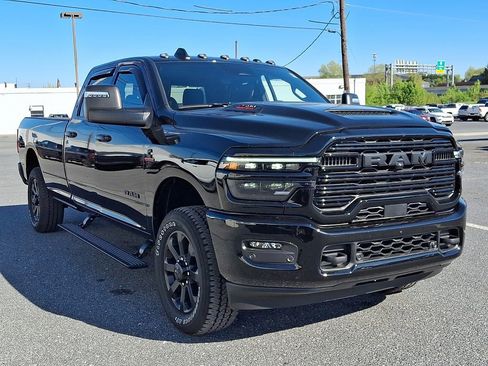 Used 2025 RAM 2500 Laramie AWD/4WD image 3