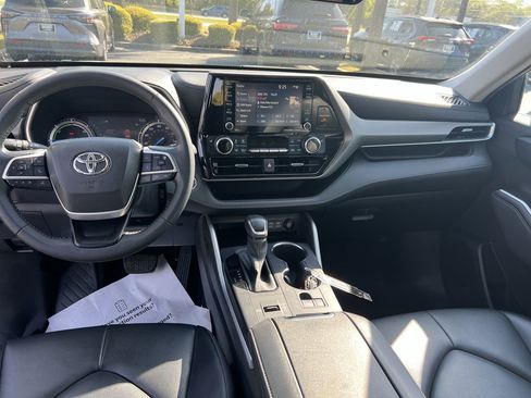 Used 2022 Toyota Highlander XLE AWD/4WD image 31