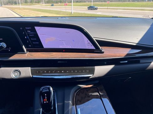 Used 2024 Cadillac Escalade Premium Luxury Platinum image 26