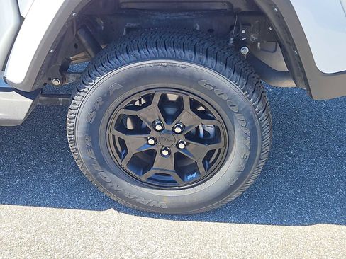 Used 2022 Jeep Gladiator Sport image 8