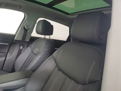 Used 2024 Audi Q8 e-tron Prestige image 22