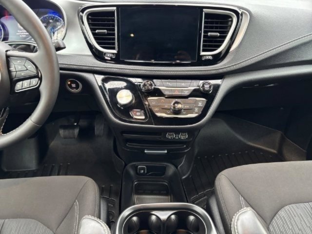 Used 2024 Chrysler Pacifica Touring FWD image 11