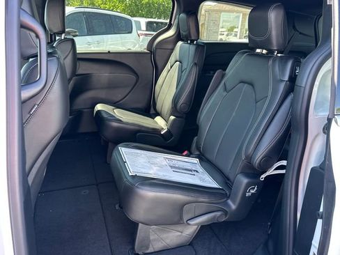 New 2027 Chrysler Pacifica Select AWD/4WD image 13