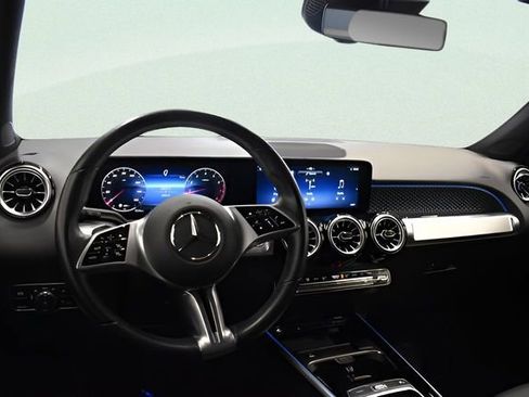 Used 2025 Mercedes-Benz GLB 250 4MATIC image 23