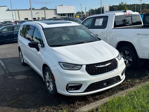 Used 2026 Chrysler Pacifica Limited FWD image 2