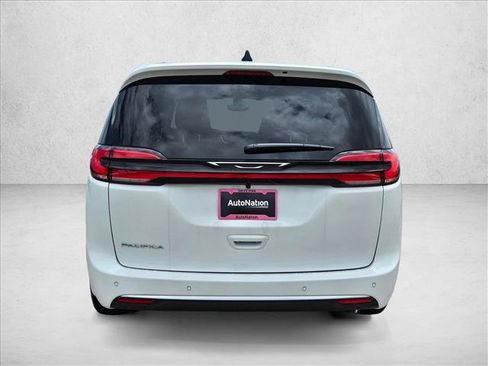 New 2027 Chrysler Pacifica Select FWD image 8