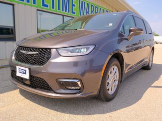 Used 2022 Chrysler Pacifica Touring-L image 1