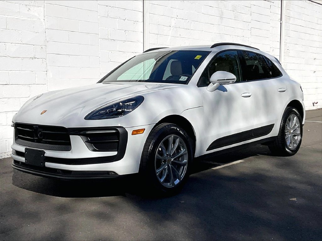 Certified 2022 Porsche Macan AWD/4WD image 1