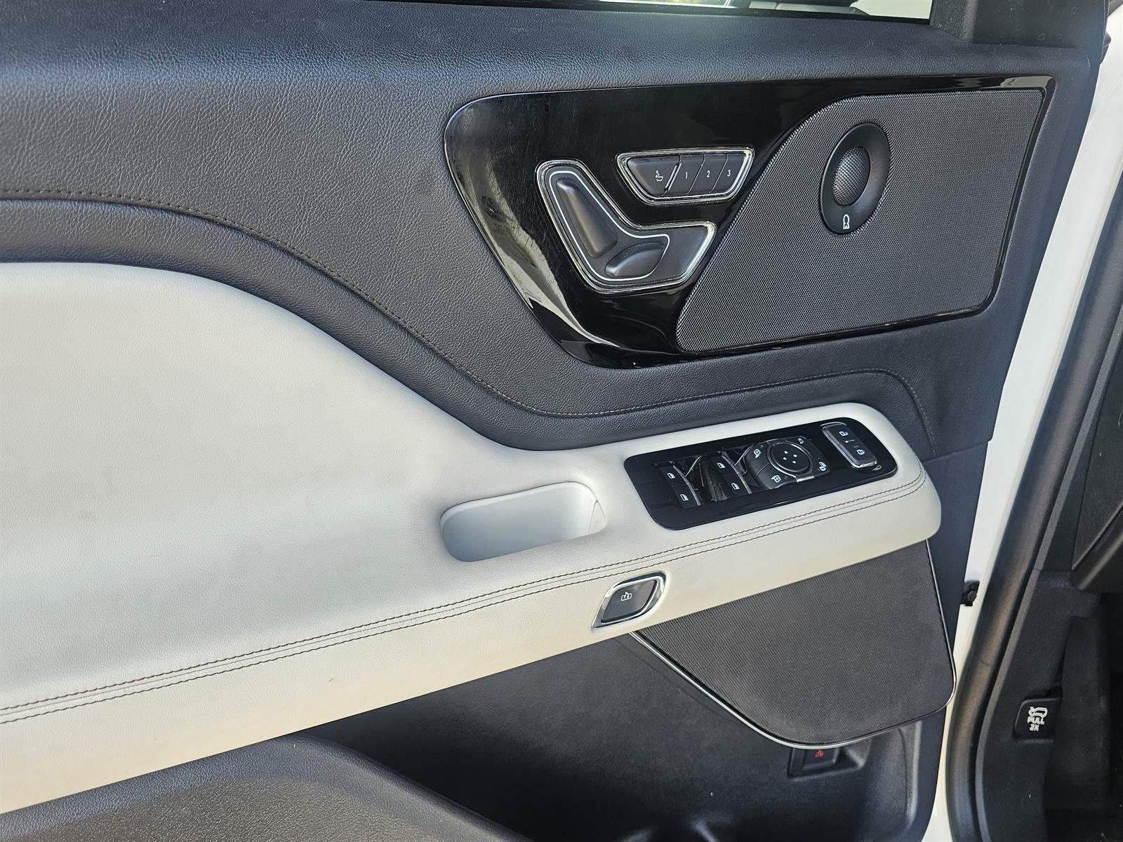 Used 2025 Lincoln Aviator 2WD w/ Jet Appearance Package image 13